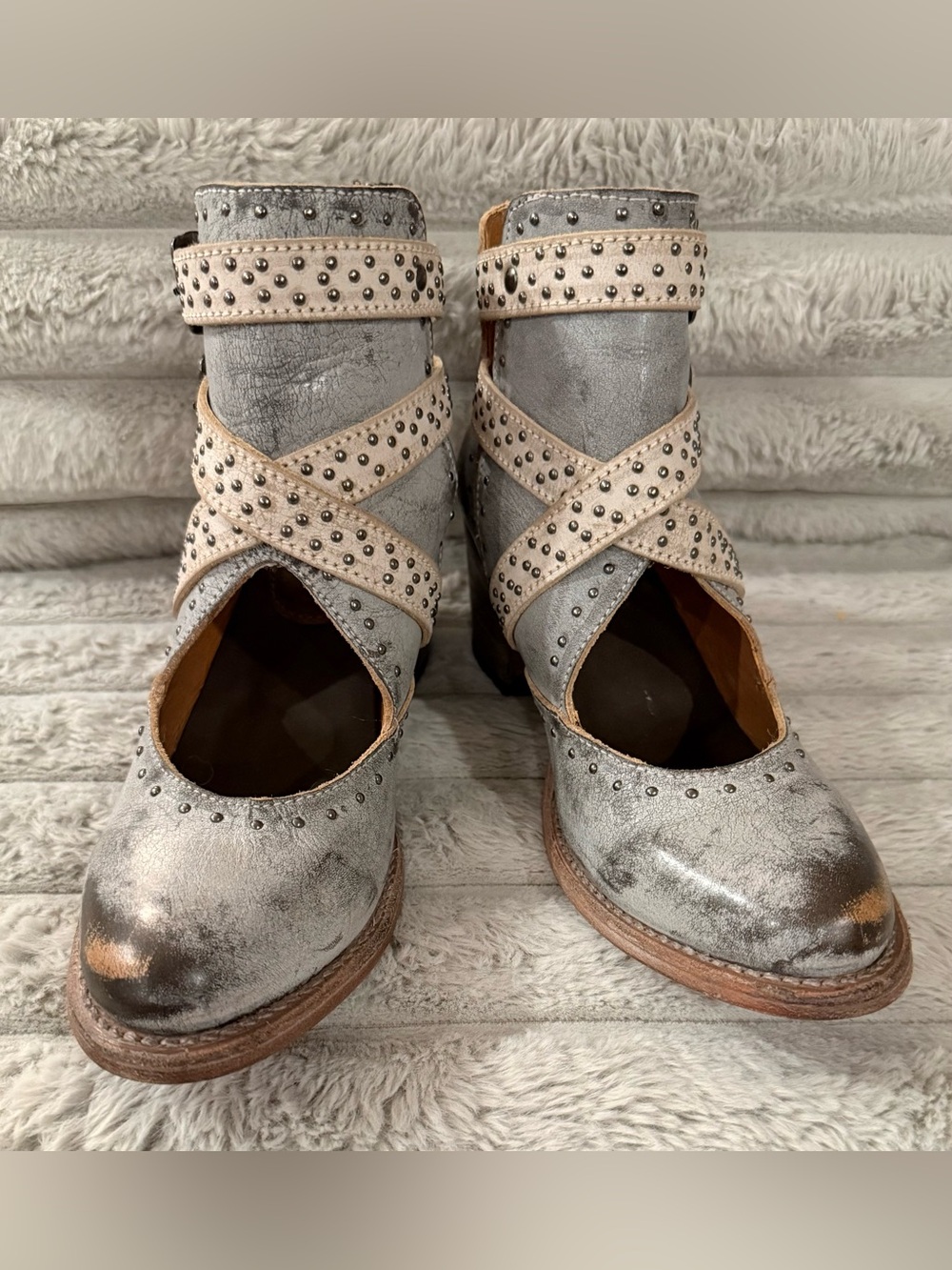 Brand New Freebird Sapphires. Never worn. Size 7. Color: Ice